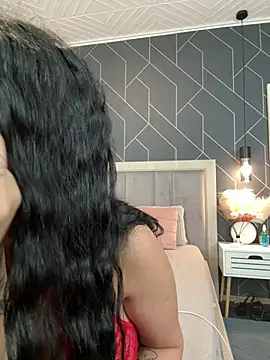 Snapshot of EmyLaveau chatting on 03/05/25, 06:23 EmyLaveau online show from 03/05/25, 06:23