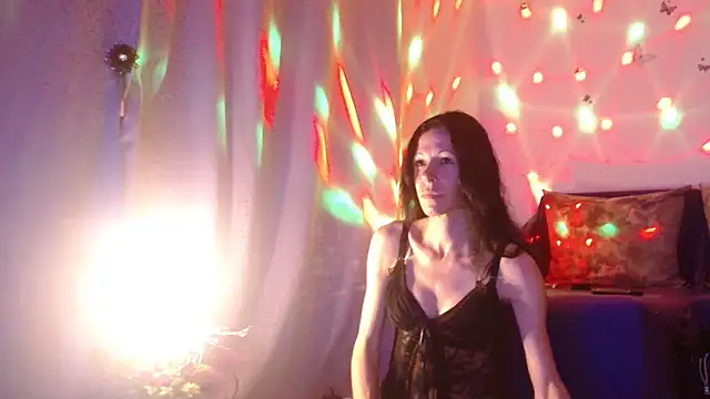 Snapshot of ElysaSun chatting on 10/21/25, 06:18 ElysaSun online show from 10/21/25, 06:18