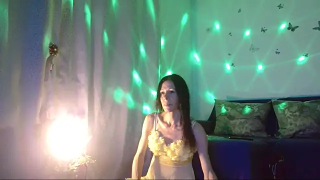 Snapshot of ElysaSun chatting on 11/17/25, 06:23 ElysaSun online show from 11/17/25, 06:23