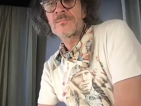 Snapshot of GioApri chatting on 10/20/25, 10:32 GioApri online show from 10/20/25, 10:32