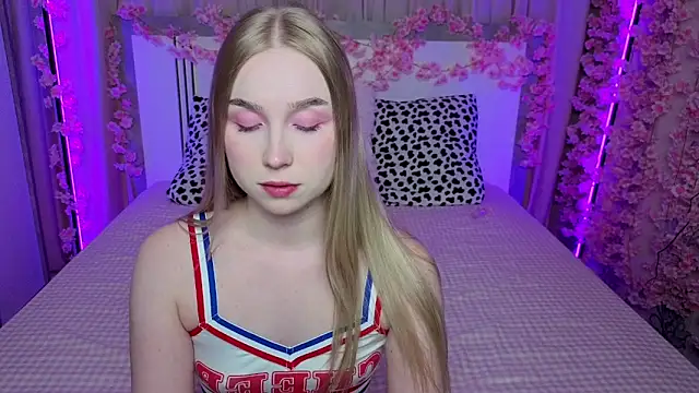 LilyStarlight online show from 05/17/26, 03:28