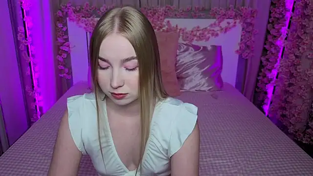 LilyStarlight online show from 06/18/26, 03:49