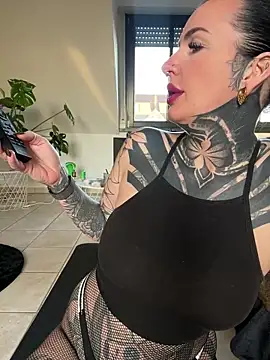 Snapshot of InkedBiitch chatting on 03/07/25, 06:46 InkedBiitch online show from 03/07/25, 06:46