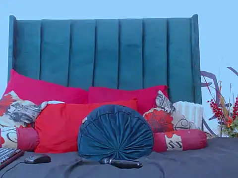 MissParis26 online show from 12/17/25, 10:37