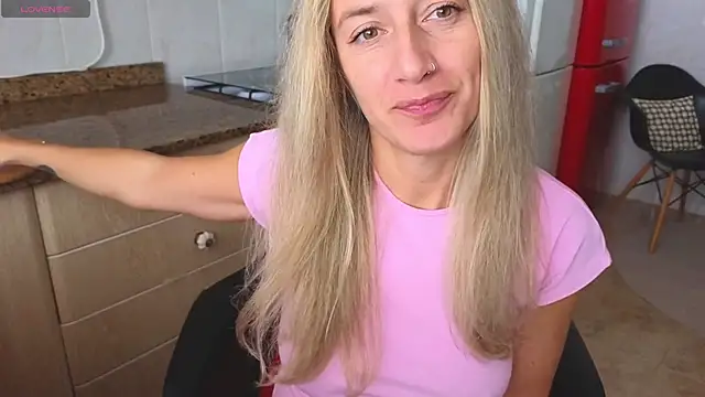 Snapshot of Lunamix chatting on 11/20/25, 10:49 Lunamix online show from 11/20/25, 10:49