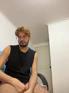 Snapshot of peterannaud chatting on 09/20/25, 03:17 peterannaud online show from 09/20/25, 03:17