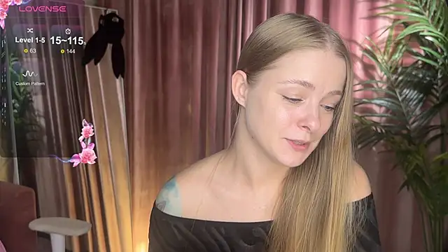 Snapshot of 01_lili_01 chatting on 09/15/25, 10:59 01 lili 01 online show from 09/15/25, 10:59