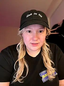 PiggyRose online show from 11/22/25, 02:10