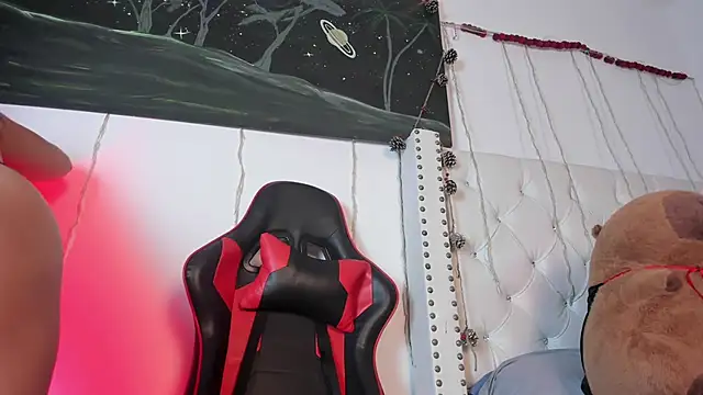 Snapshot of natasha_grey_04 chatting on 12/14/25, 11:32 natasha grey 04 online show from 12/14/25, 11:32