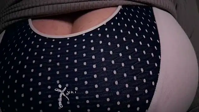 Snapshot of AnnyelinnaLove chatting on 12/05/25, 09:23 AnnyelinnaLove online show from 12/05/25, 09:23