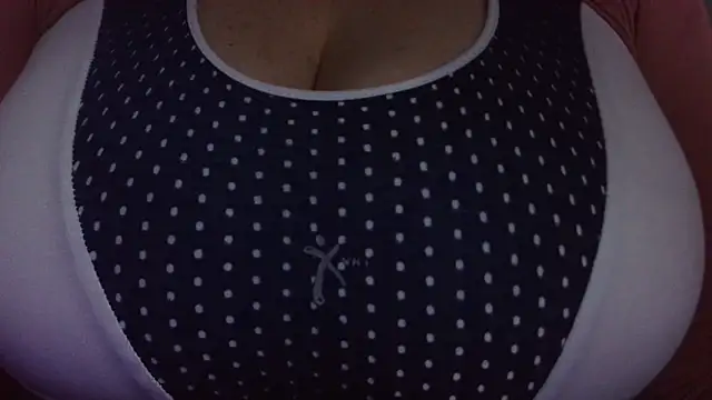 Snapshot of AnnyelinnaLove chatting on 11/09/25, 11:25 AnnyelinnaLove online show from 11/09/25, 11:25