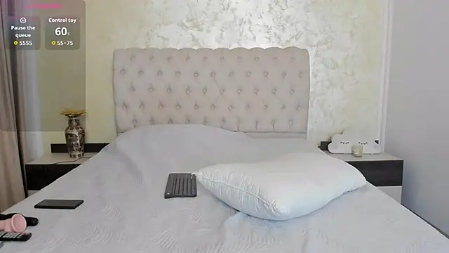 BiancaCruzzz online show from 10/28/25, 06:51