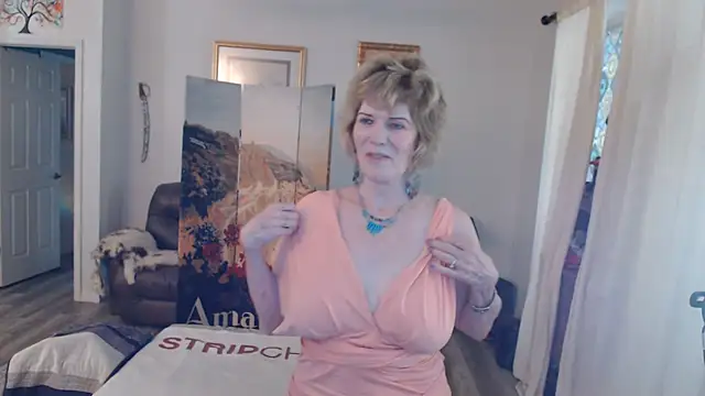 Snapshot of SindeeDix chatting on 07/19/26, 12:57 SindeeDix online show from 07/19/26, 12:57