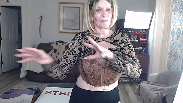 SindeeDix online show from 10/19/25, 04:43