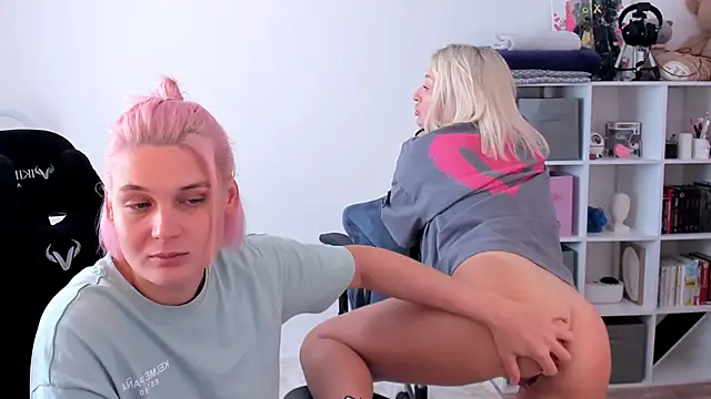 hotblonds online show from 09/28/25, 10:33