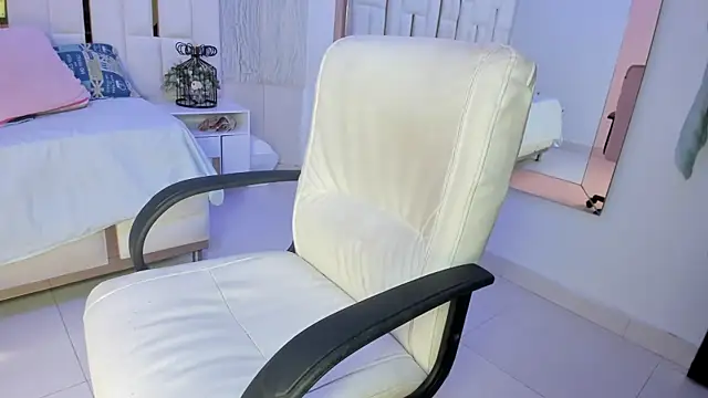 Meghan stonne  online show from 11/15/25, 07:07