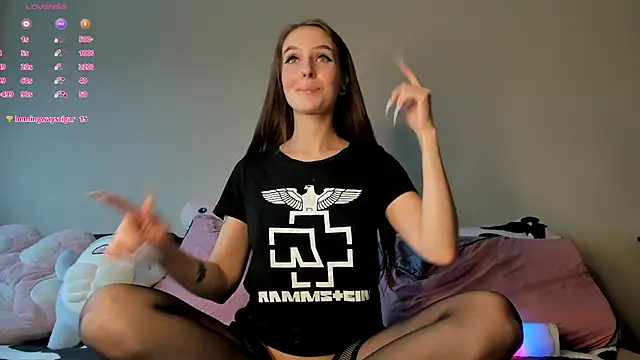 YaraAveiri online show from 02/09/25, 11:36