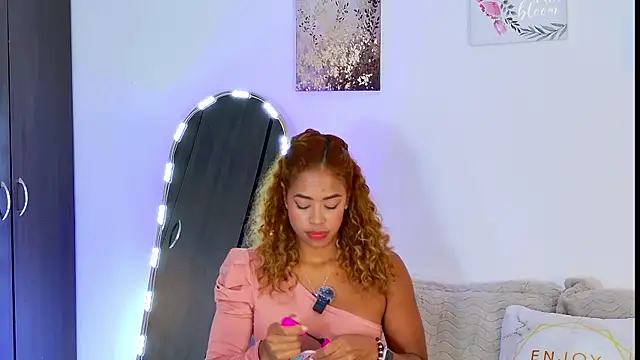 Snapshot of SarahCinnamon- chatting on 06/26/26, 04:46 SarahCinnamon- online show from 06/26/26, 04:46