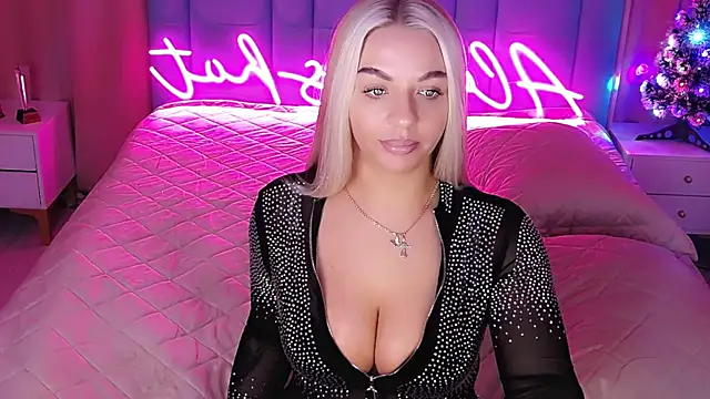 Snapshot of AllwaysHotJ chatting on 12/17/25, 01:43 AllwaysHotJ online show from 12/17/25, 01:43