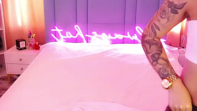 Snapshot of AllwaysHotJ chatting on 02/17/25, 06:31 AllwaysHotJ online show from 02/17/25, 06:31