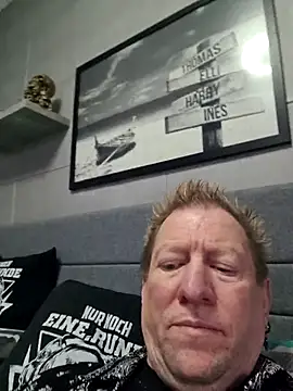 tomtom111111 online show from 03/28/26, 02:51