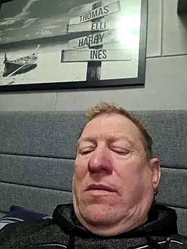 tomtom111111 online show from 11/30/25, 11:22