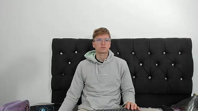 A sexy couple   online show from 12/19/25, 06:10