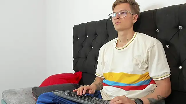 A sexy couple   online show from 10/05/25, 09:16
