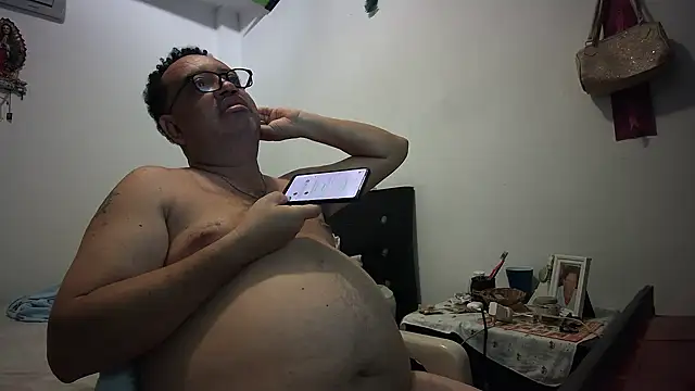 Snapshot of djtomxxx2777 chatting on 10/11/25, 01:17 djtomxxx2777 online show from 10/11/25, 01:17