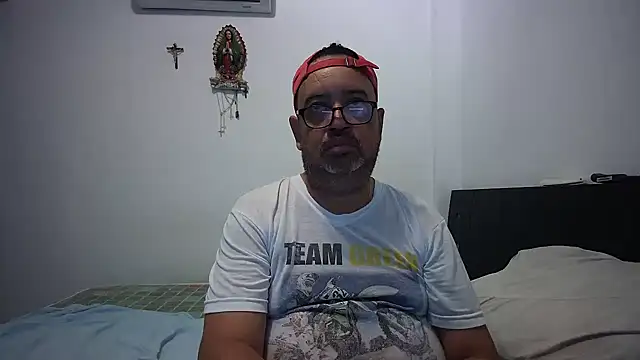 Snapshot of djtomxxx2777 chatting on 12/13/25, 08:37 djtomxxx2777 online show from 12/13/25, 08:37