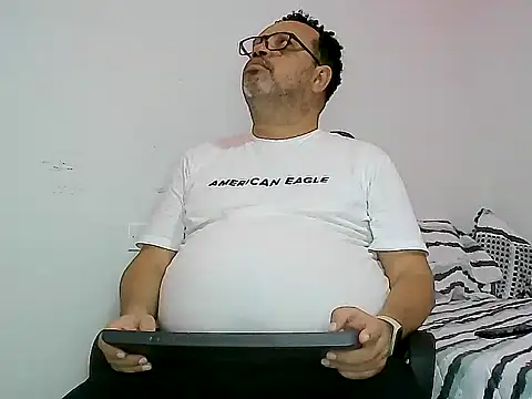 Snapshot of djtomxxx2777 chatting on 03/21/25, 05:23 djtomxxx2777 online show from 03/21/25, 05:23