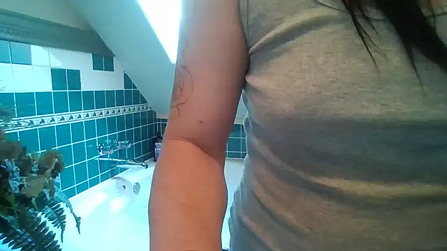 Snapshot of khloebanques chatting on 09/27/25, 10:05 khloebanques online show from 09/27/25, 10:05