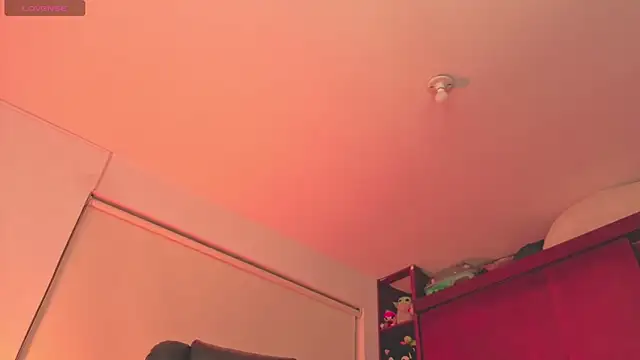 Snapshot of Laurent-Glass chatting on 11/21/25, 04:55 Laurent-Glass online show from 11/21/25, 04:55