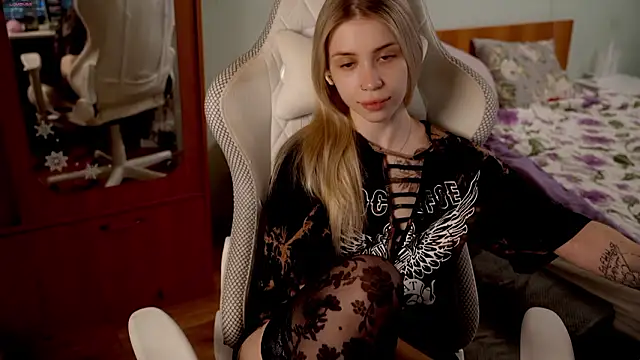 ho1yho1e online show from 03/18/26, 07:26