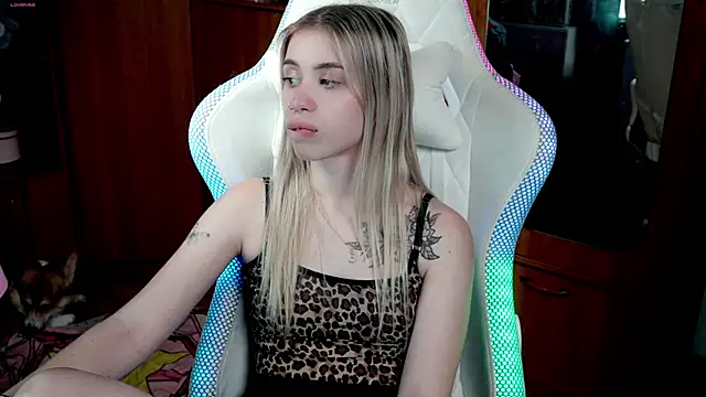 ho1yho1e online show from 11/11/25, 06:47