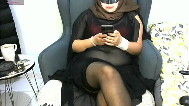 Snapshot of insatiableeee chatting on 02/09/25, 08:34 insatiableeee online show from 02/09/25, 08:34