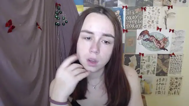 Snapshot of VeryVeryVeryShy_ chatting on 12/18/25, 10:19 VeryVeryVeryShy online show from 12/18/25, 10:19