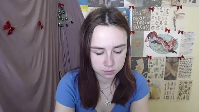 Snapshot of VeryVeryVeryShy_ chatting on 12/15/25, 06:52 VeryVeryVeryShy online show from 12/15/25, 06:52