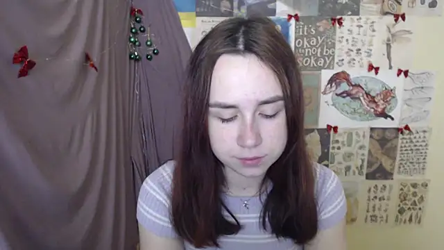 Snapshot of VeryVeryVeryShy_ chatting on 12/17/25, 09:14 VeryVeryVeryShy online show from 12/17/25, 09:14