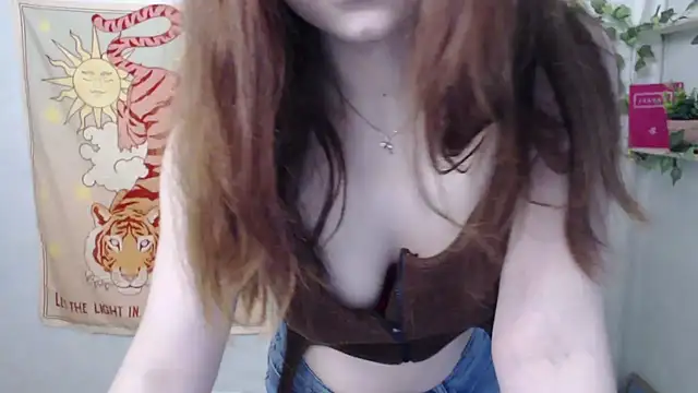 Snapshot of VeryVeryVeryShy_ chatting on 05/20/26, 05:37 VeryVeryVeryShy online show from 05/20/26, 05:37