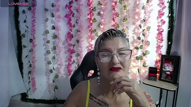 Snapshot of bety-cum2 chatting on 02/12/25, 01:06 bety-cum2 online show from 02/12/25, 01:06