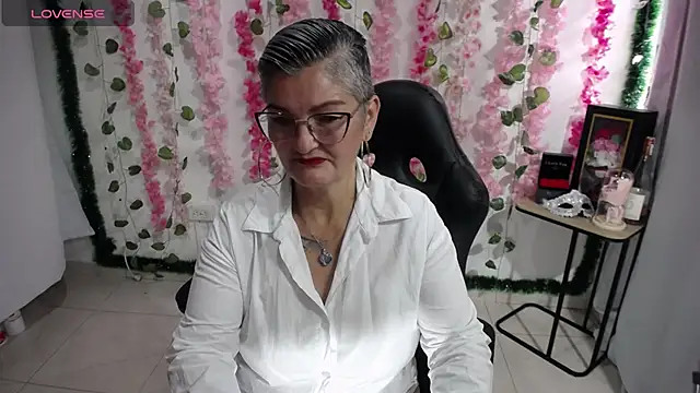 Snapshot of bety-cum2 chatting on 03/03/25, 01:01 bety-cum2 online show from 03/03/25, 01:01