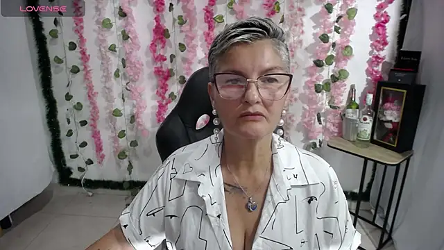 Snapshot of bety-cum2 chatting on 02/13/25, 10:54 bety-cum2 online show from 02/13/25, 10:54