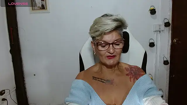 Snapshot of bety-cum2 chatting on 06/21/26, 10:54 bety-cum2 online show from 06/21/26, 10:54