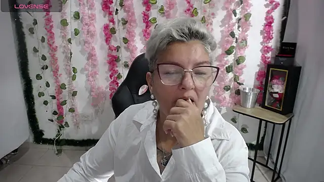 Snapshot of bety-cum2 chatting on 02/18/25, 08:27 bety-cum2 online show from 02/18/25, 08:27