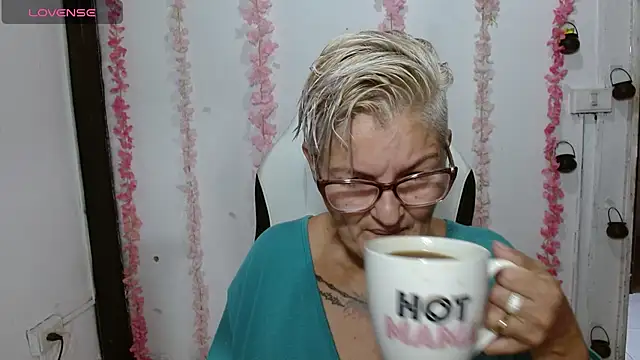 Snapshot of bety-cum2 chatting on 07/11/26, 12:27 bety-cum2 online show from 07/11/26, 12:27