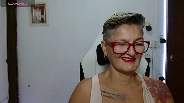 Snapshot of bety-cum2 chatting on 06/17/26, 03:11 bety-cum2 online show from 06/17/26, 03:11