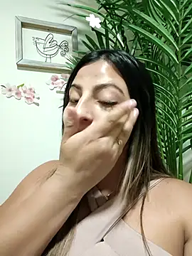 Snapshot of little_antonela chatting on 10/07/25, 04:52 little antonela online show from 10/07/25, 04:52