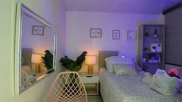 Snapshot of little_antonela chatting on 03/21/25, 03:13 little antonela online show from 03/21/25, 03:13