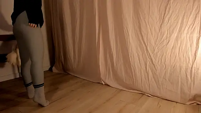 hee jeen online show from 02/21/25, 04:05